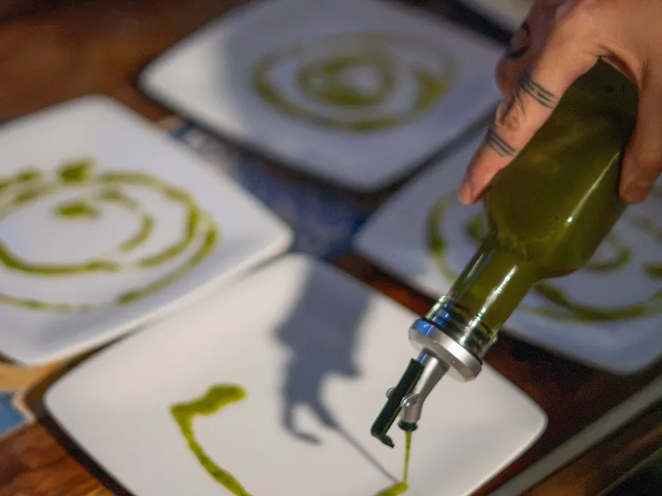 Aceite de oliva servido sobre platos de la cena