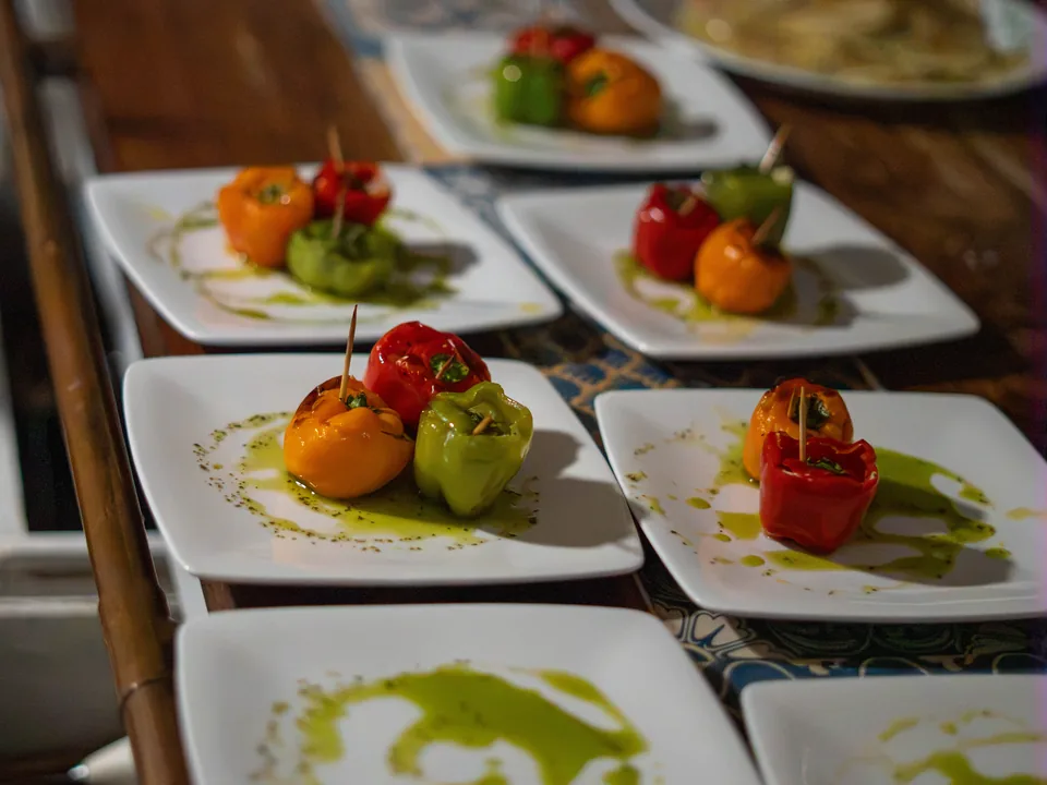Platos servidos en una cena mediterránea de Encuentro