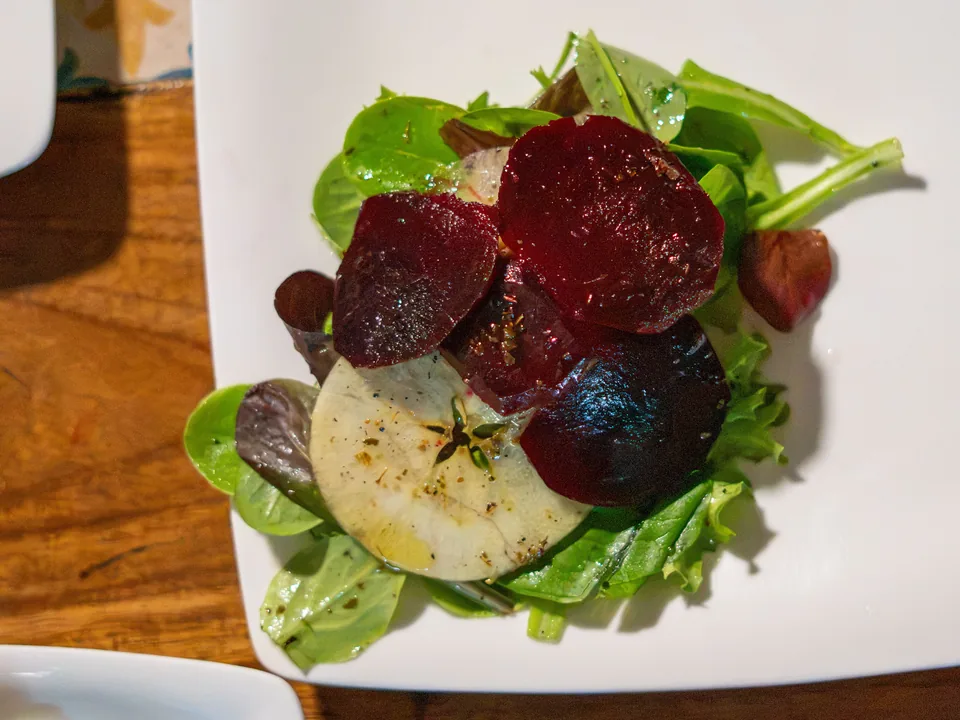Ensalada de remolacha y queso servida en la cena