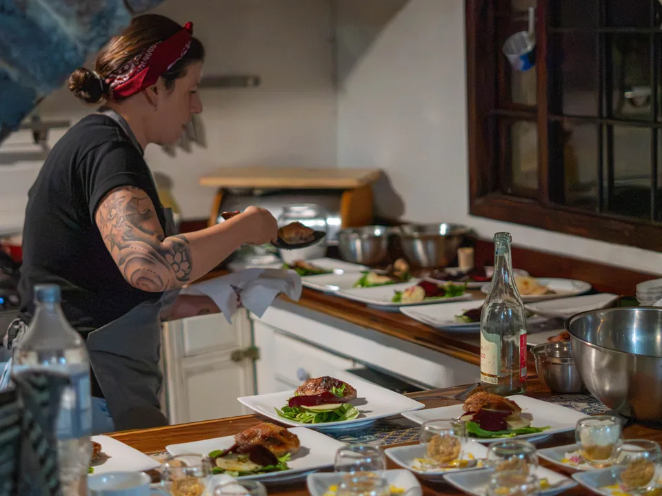 Chef Andrea terminando los platos para la mesa