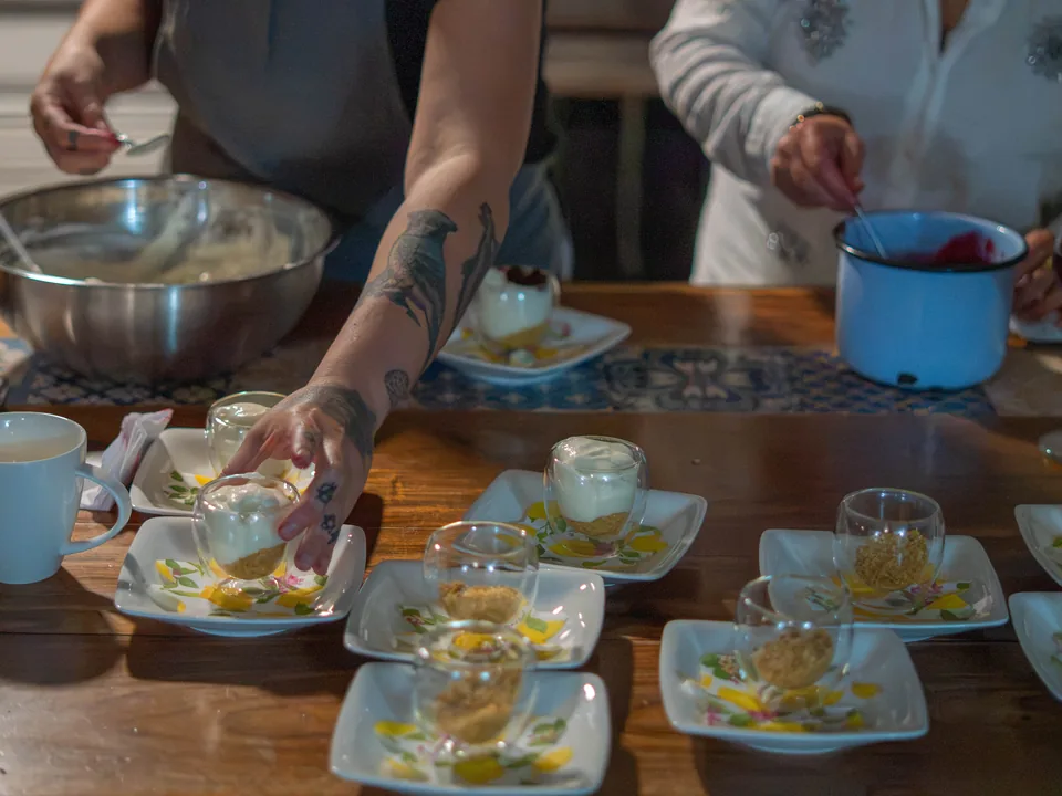 Preparación de postres para una cena privada