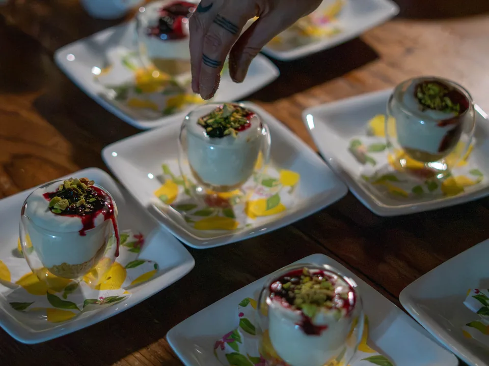 Postres mediterráneos servidos en la mesa
