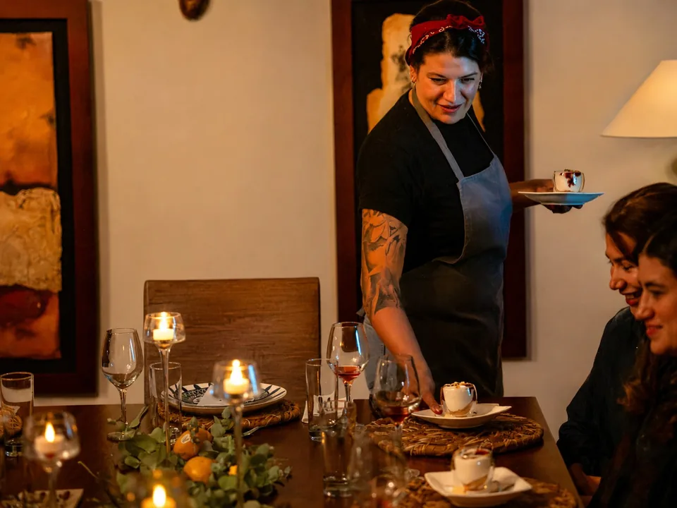 Chef Andrea sirviendo café durante la cena privada