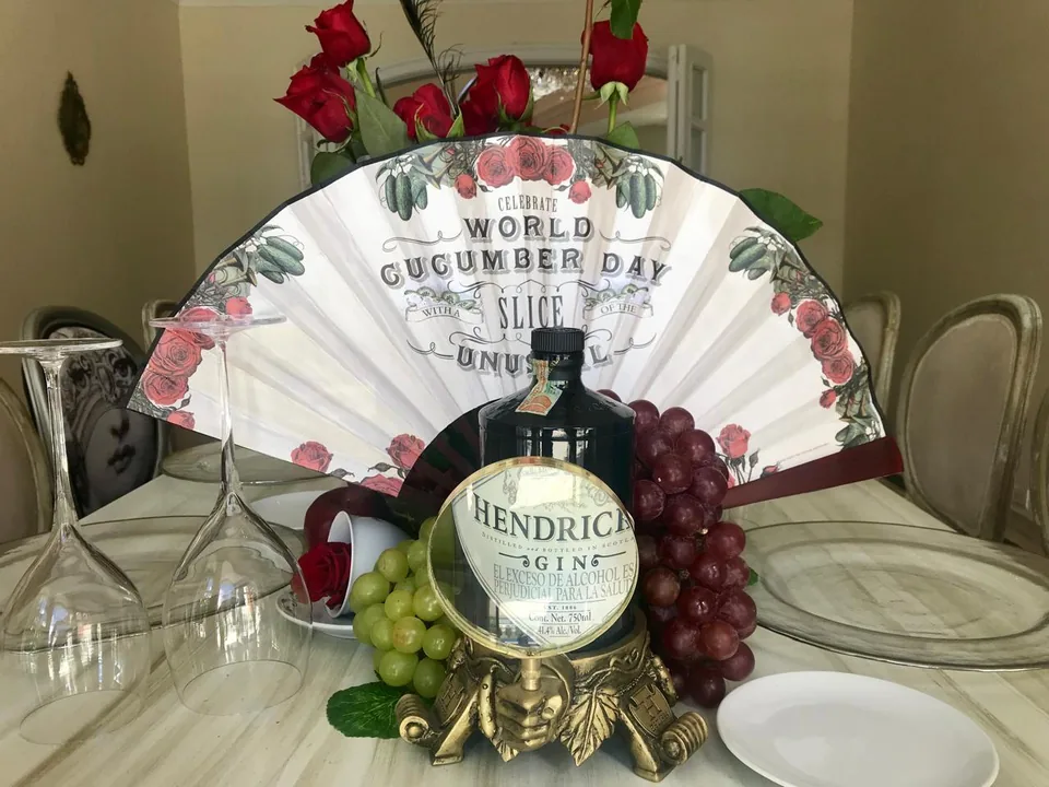 Botella y cristaleria de Hendrick's en la activacion