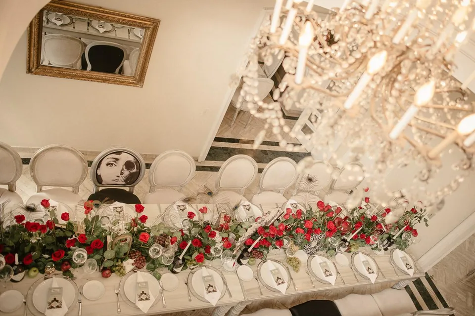Mesa vestida bajo una lampara en el castillo