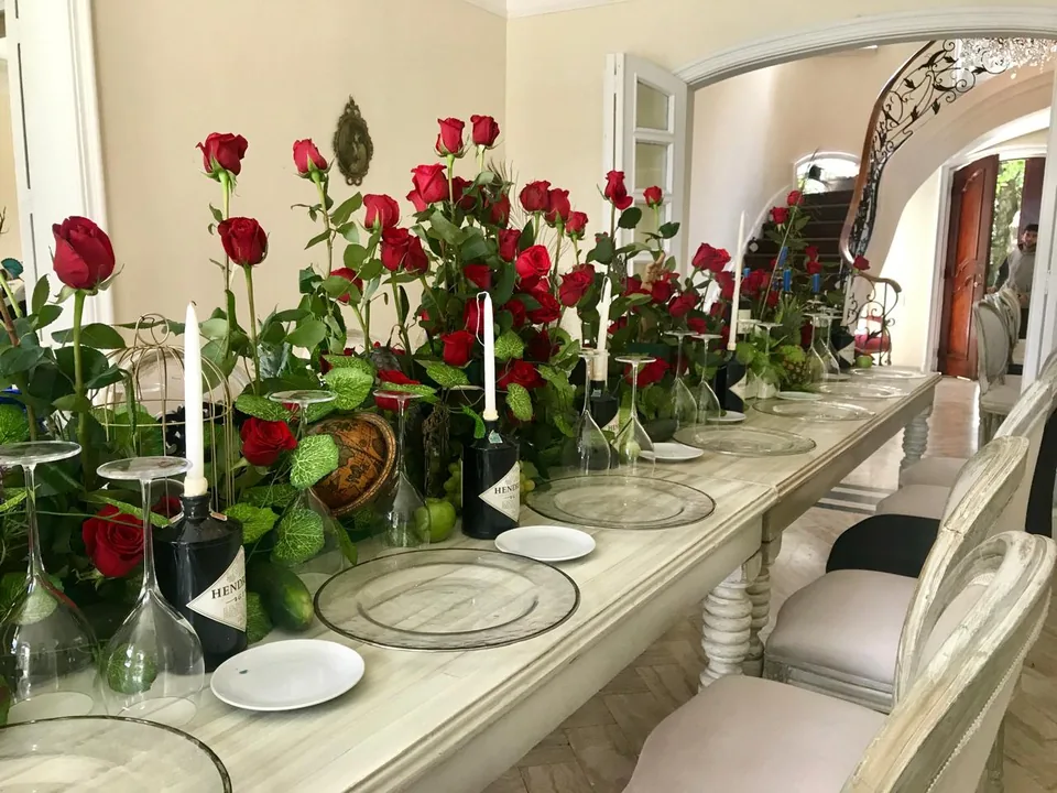 Comedor del castillo listo para la experiencia de marca