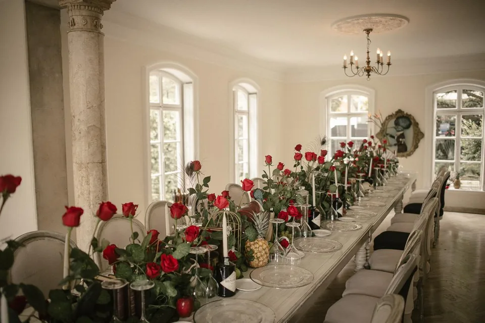 Mesa larga preparada para una cena de marca en el castillo