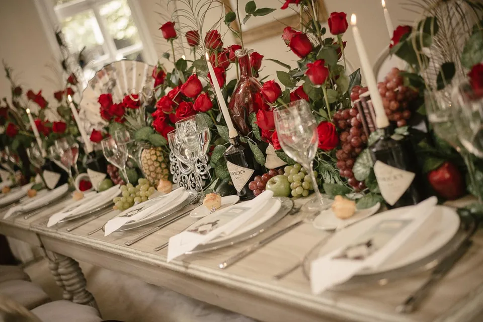 Detalle de mesa con flores y cristaleria para la activacion