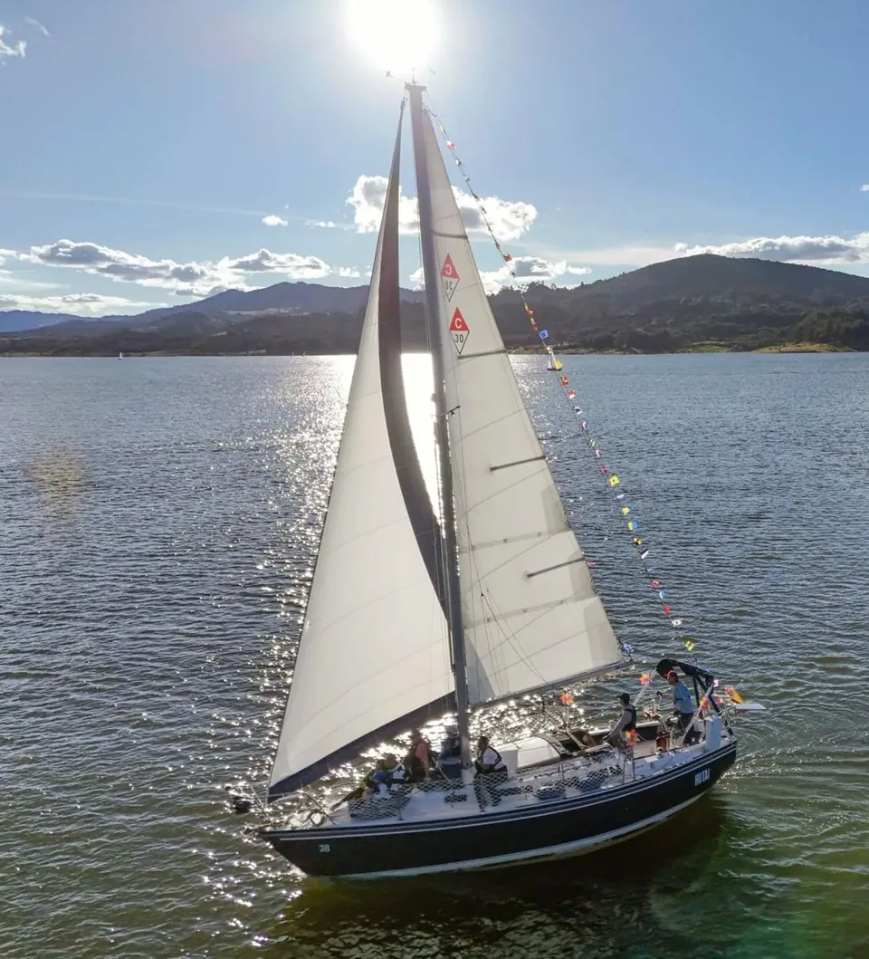 Velero al atardecer en el Embalse de Tominé